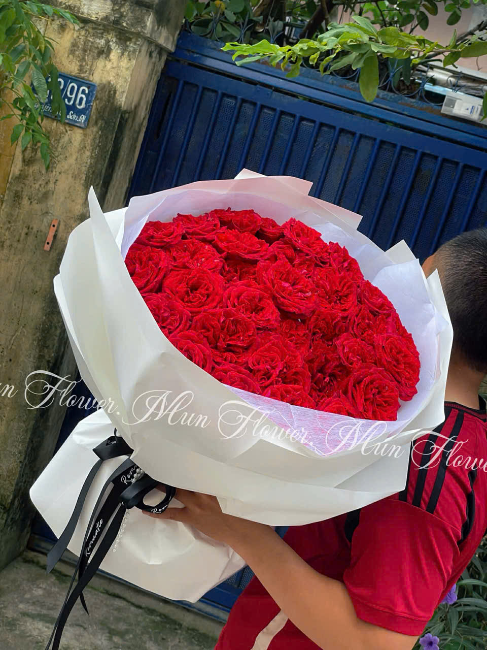 Bó Hoa Hồng Đỏ Khổng Lồ Sang Trọng Và Đầy Lãng Mạn