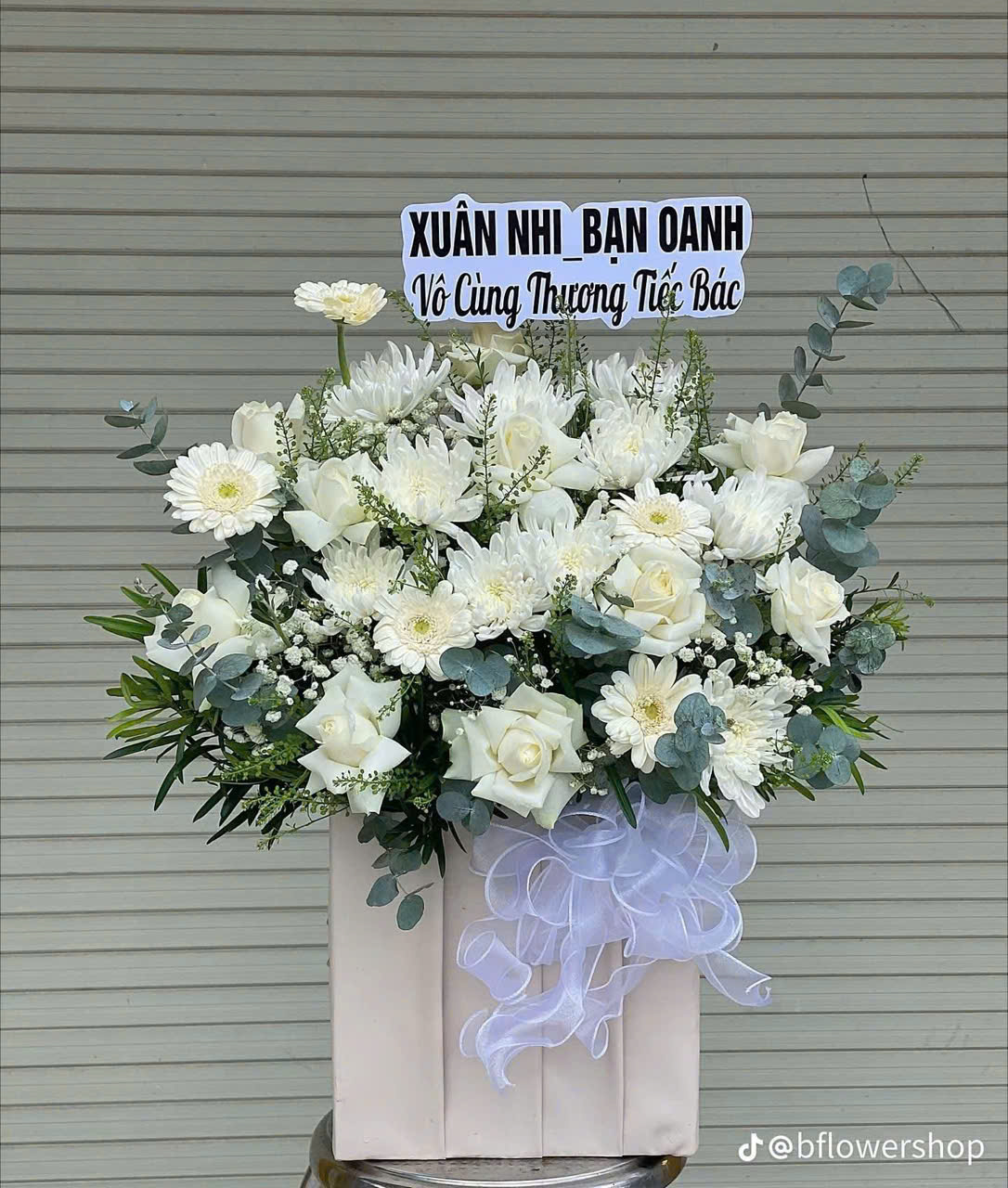 Giỏ Hoa Tang Lễ Tone Trắng Trang Nhã Và Thành Kính