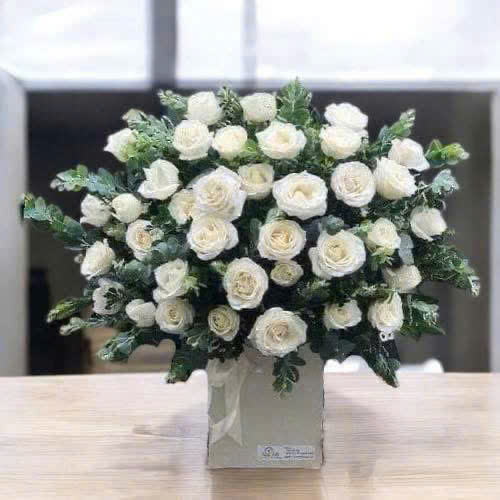 Giỏ Hoa Chia Buồn Hoa Trắng Thanh Lịch Tinh Tế