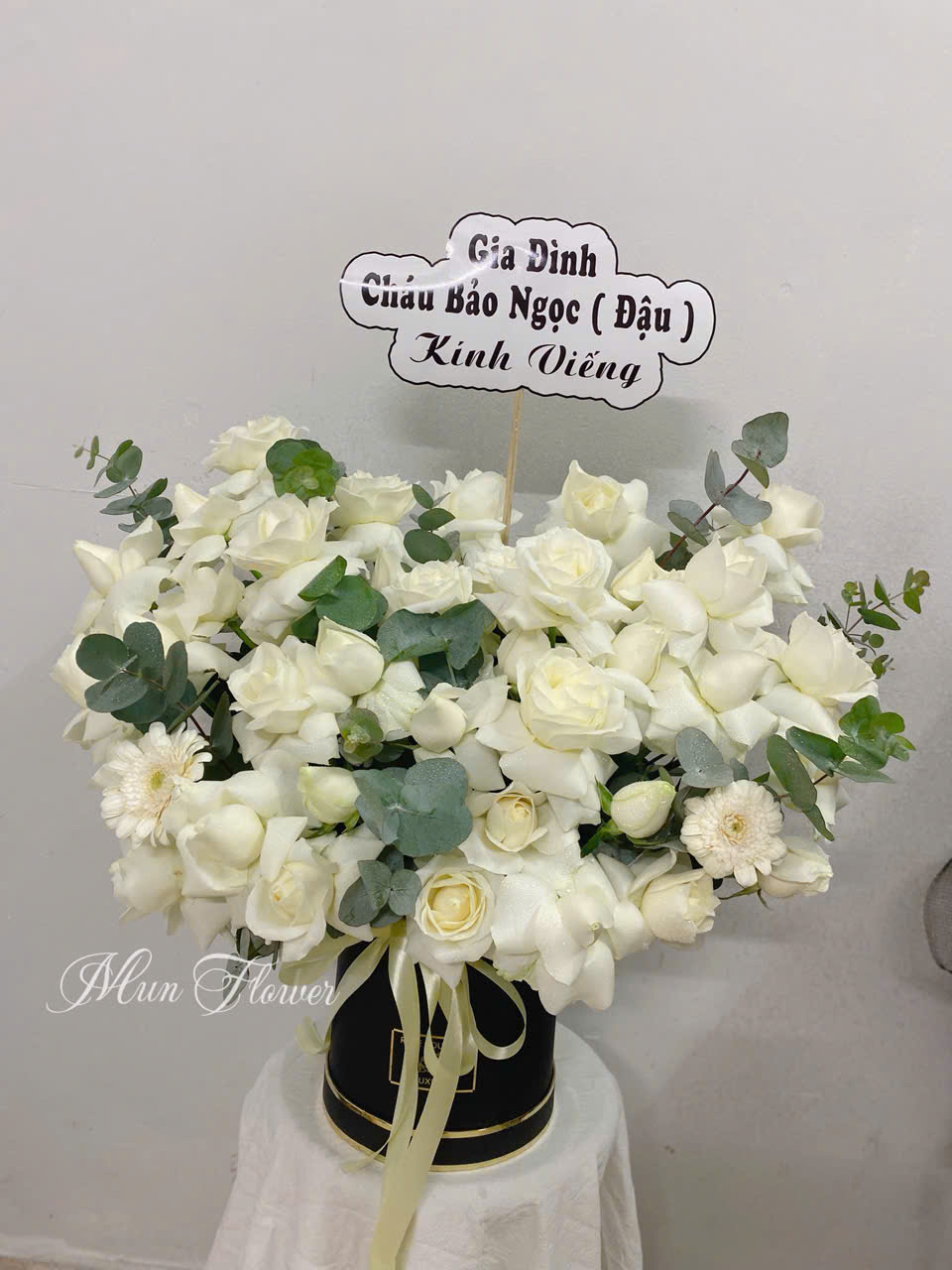 Giỏ Hoa Chia Buồn Hoa Trắng Sang Trọng Tinh Tế