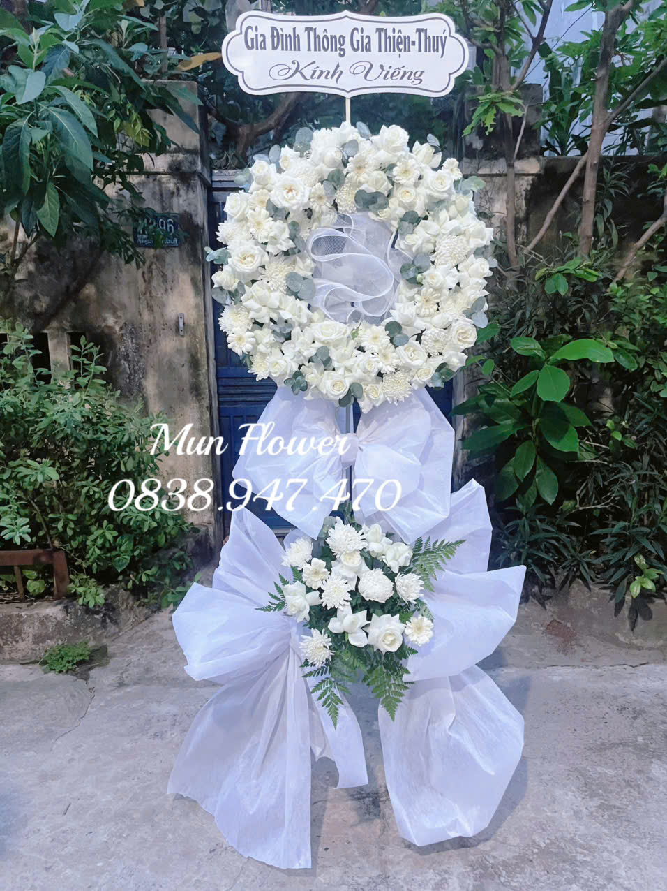 Kệ Hoa Tang Lễ Tone Trắng Sang Trọng Và Thành Kính