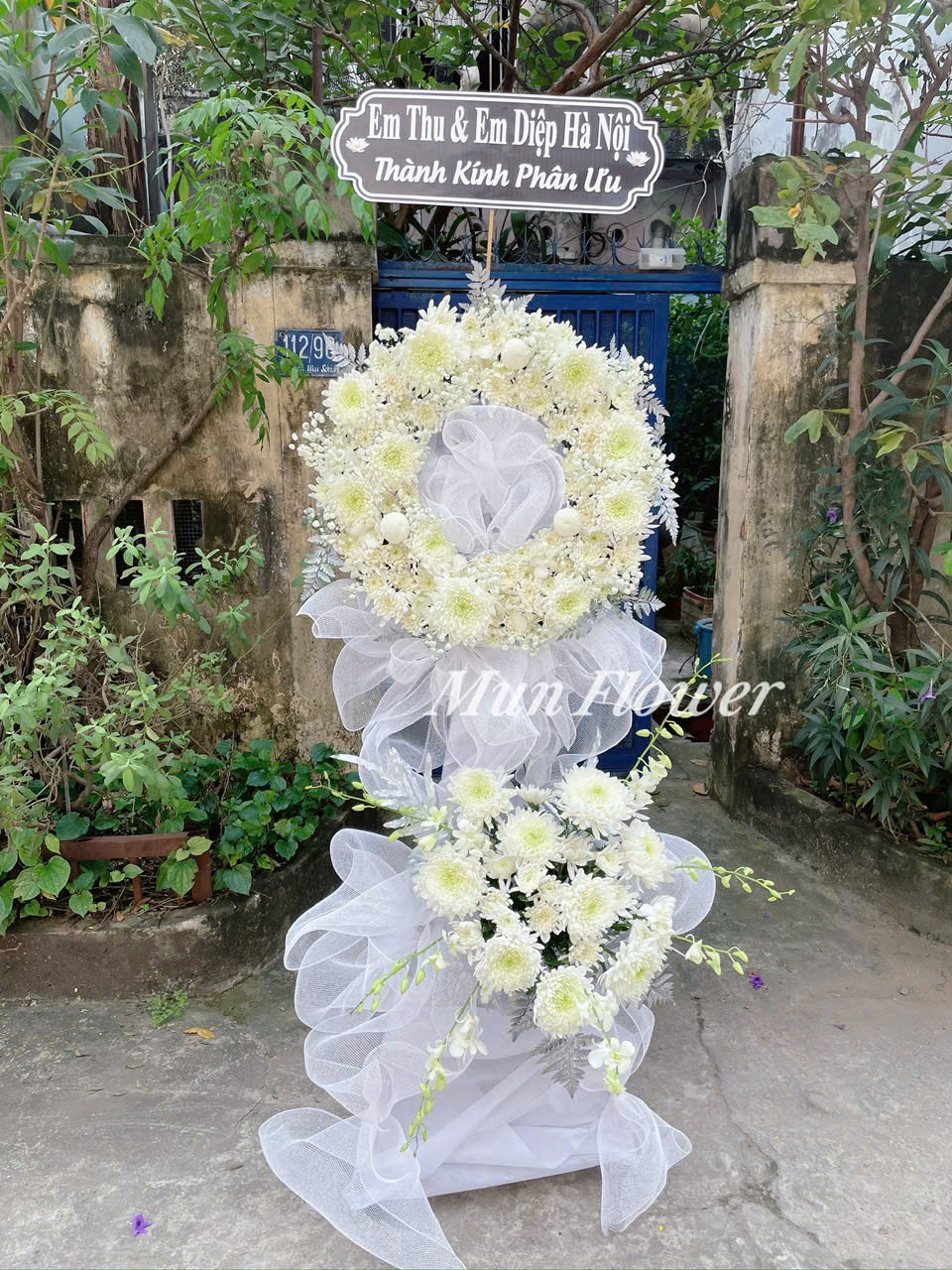 Kệ Hoa Chia Buồn Hoa Trắng Thanh Khiết Sang Trọng