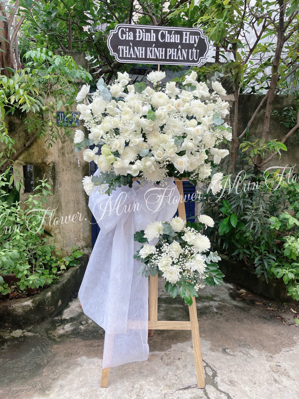 Kệ Hoa Tang Lễ Trắng Tinh Khôi Thành Kính Phân Ưu