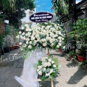 Kệ Hoa Chia Buồn Hiện Đại Với Hoa Trắng Tinh Tế
