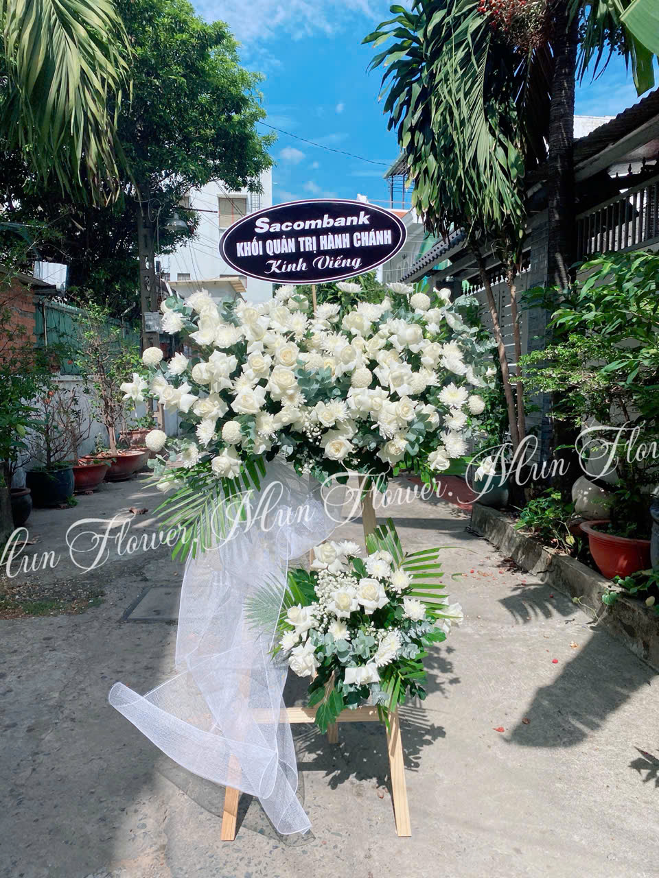 Kệ Hoa Chia Buồn Hiện Đại Với Hoa Trắng Tinh Tế