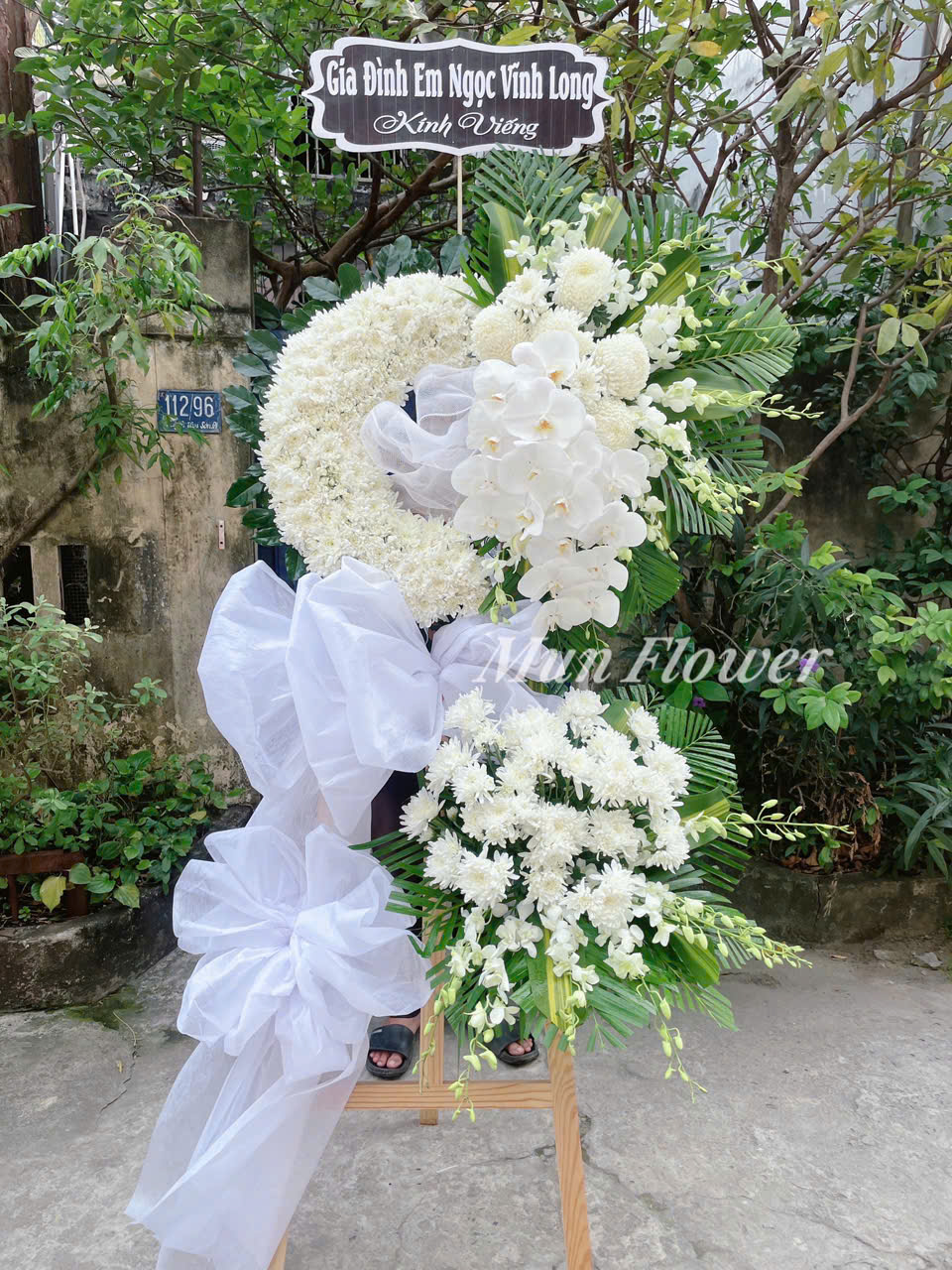 Kệ Hoa Viếng Tang Tone Trắng Trang Nhã Và Ý Nghĩa
