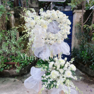 Kệ Hoa Chia Buồn Sang Trọng Với Lan Hồ Điệp Trắng