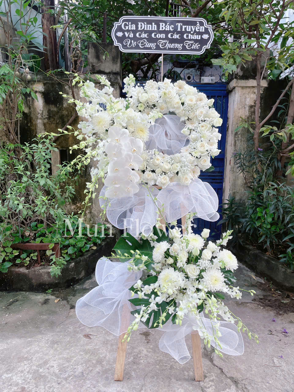 Kệ Hoa Chia Buồn Sang Trọng Với Lan Hồ Điệp Trắng