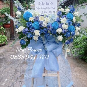 Kệ hoa này mang phong cách sang trọng – hiện đại – thanh lịch, tập trung vào tông xanh dương pastel phối trắng, tạo cảm giác vừa nổi bật vừa dịu mắt