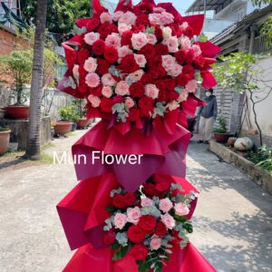 kệ hoa chúc mừng khai trương/kỷ niệm rất nổi bật, được thiết kế theo phong cách sang trọng và hiện đại