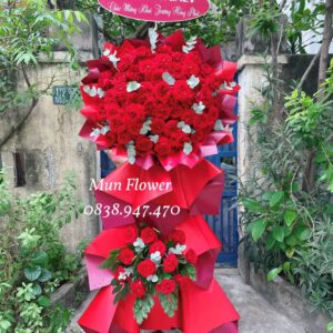 Kệ hoa khai trương đỏ rực – Biểu tượng của may mắn và thành công