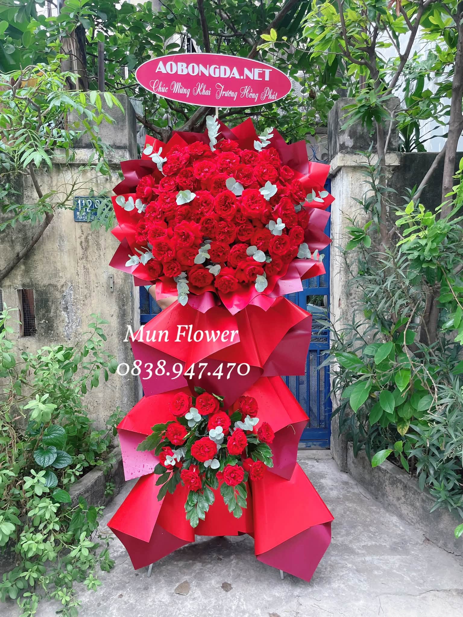 Kệ hoa khai trương đỏ rực – Biểu tượng của may mắn và thành công