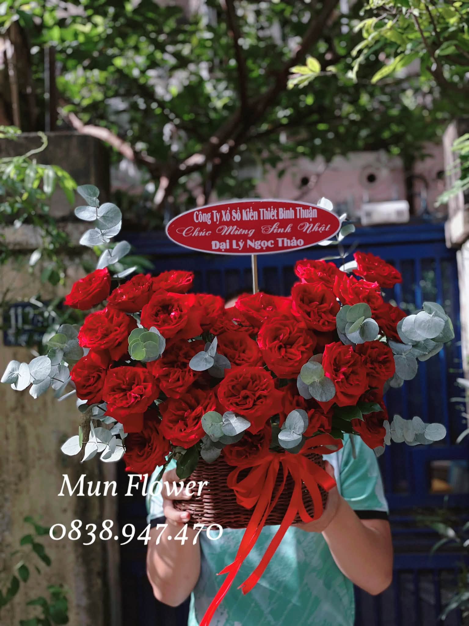 Giỏ hoa hồng đỏ chúc mừng Sang trọng, tinh tế và ý nghĩa
